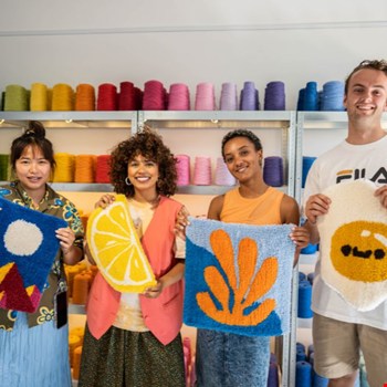 Zelf een vloerkleed maken? Met tuften ontdek je een verrassend leuke nieuwe hobby